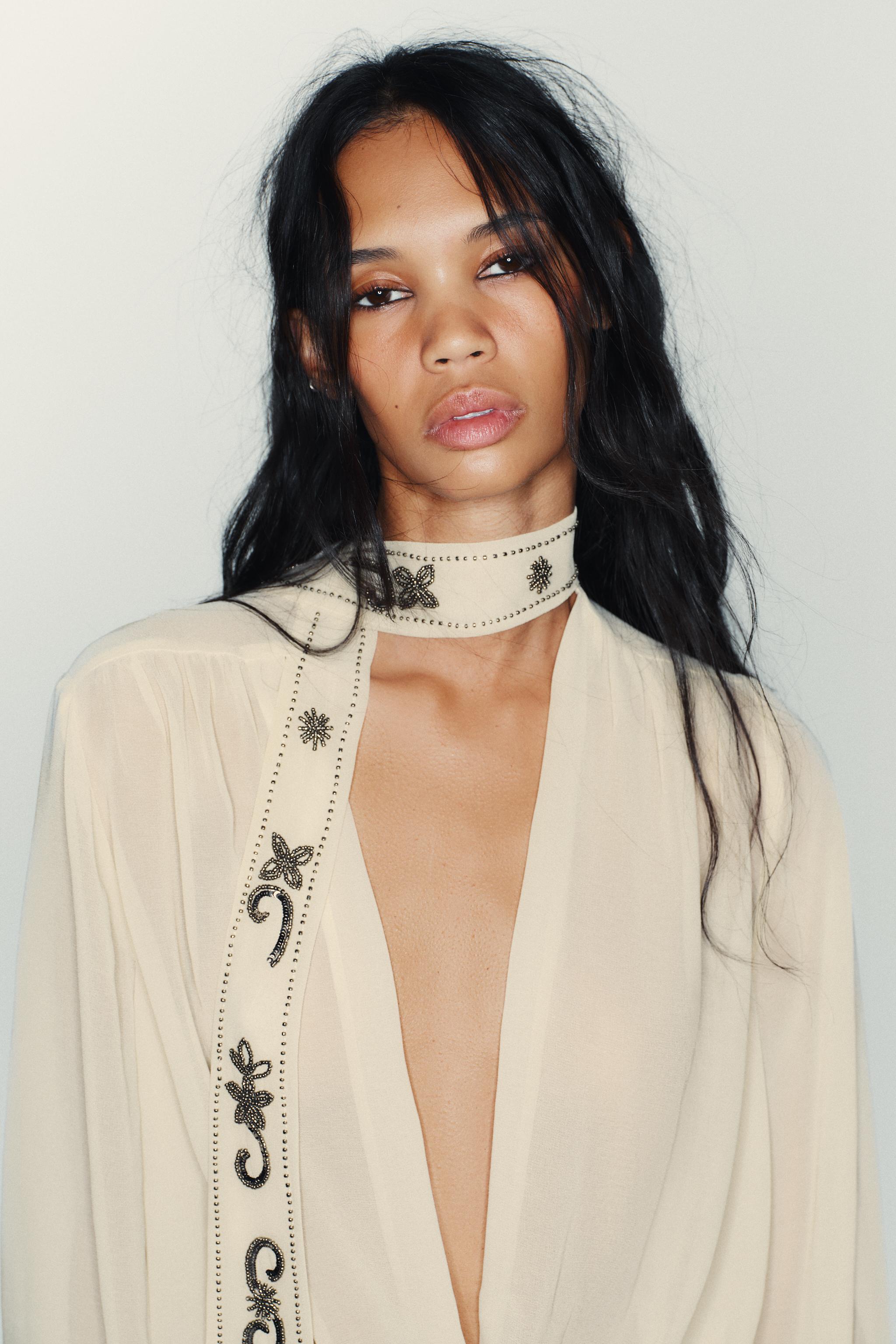 CHEMISE EN CRÊPE GEORGETTE AVEC FOULARD ET FANTAISIE